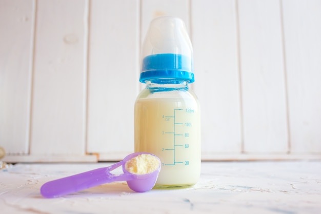 Flasche Milch oder Säuglingsnahrung für ein Neugeborenes.