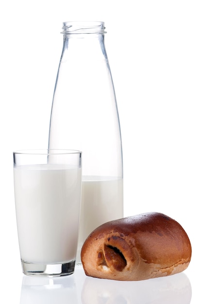 Flasche Milch und Brötchen mit Mohn isoliert auf weißem Hintergrund