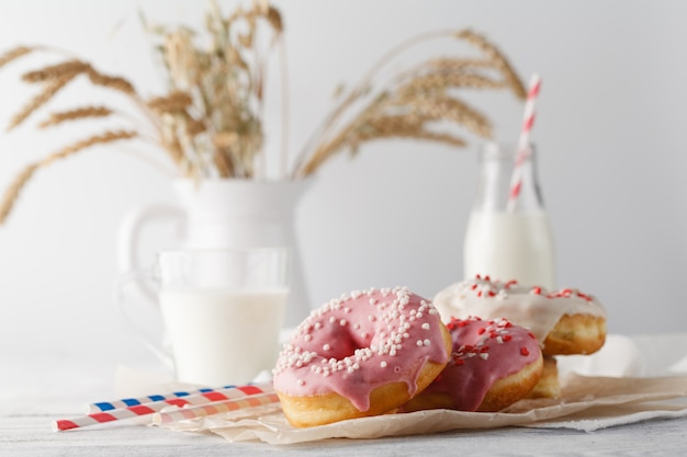 Flasche Milch und Donuts auf dem Tisch