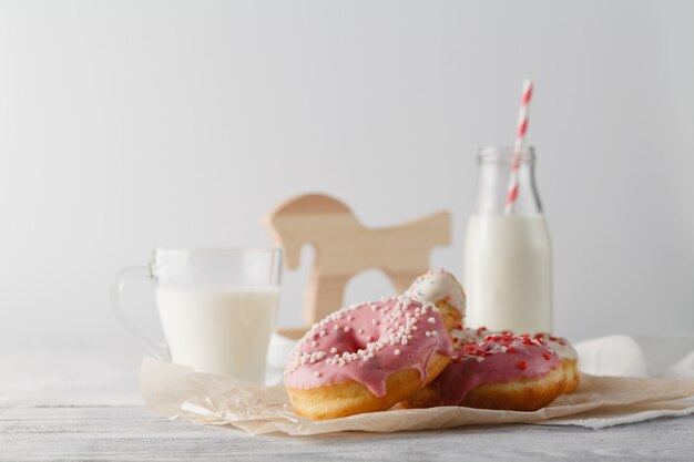 Flasche Milch und Donuts auf dem Tisch