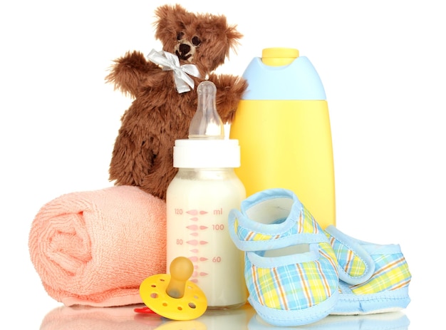 Flasche Milchschnuller und Babykosmetik mit Handtuch isoliert auf weiß
