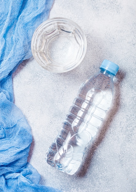 Foto flasche mineralwasser und ein glas