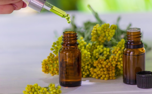 Flasche mit ätherischem Öl aus Rainfarn-Extrakt-Tinktur Das Konzept der Aromatherapie Spa und Kräutermedizin