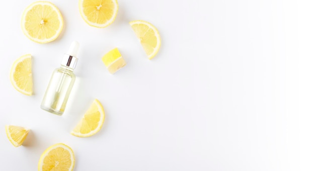 Flasche mit ätherischem Zitronenöl mit Zitronenscheiben auf dem Tisch Kosmetisches Zitrusöl oder Serum Naturheilkundekonzept Aromatherapie