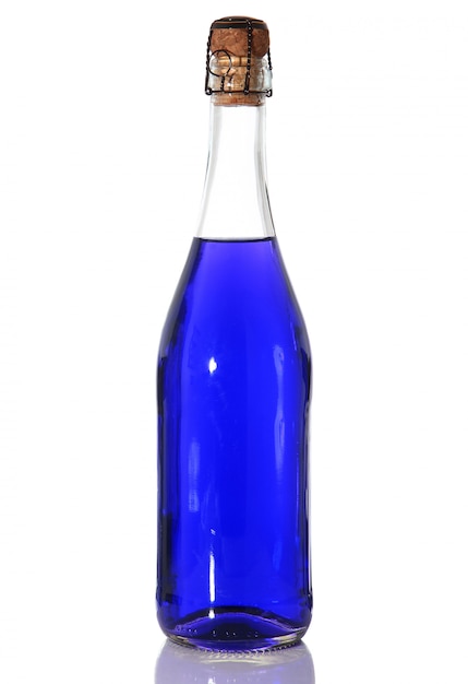 Flasche mit blauer Flüssigkeit auf Weiß