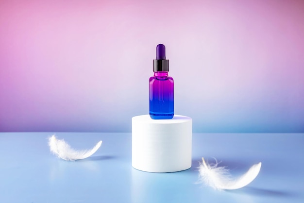 Flasche mit einer pipette für ätherische öle auf einem weißen runden podium und fallenden federn
