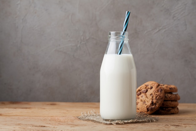 Flasche mit Milch- und Schokoladenkeksen.