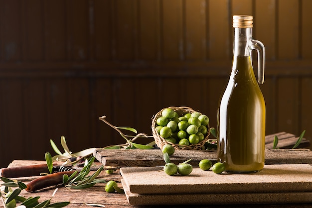 Flasche Olivenöl extra vergine hautnah