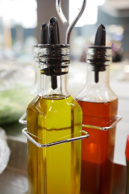 Flasche Olivenöl, Zitrone und Sojasauce auf dem Tisch
