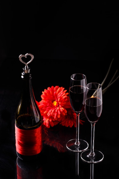 Flasche, rote Blume, Weingläser