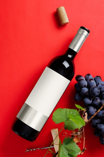 Flasche Rotwein mit Etikett Trauben und Kork Weinflaschenmodell Draufsicht Kopieren Sie Platz für Ihren Text