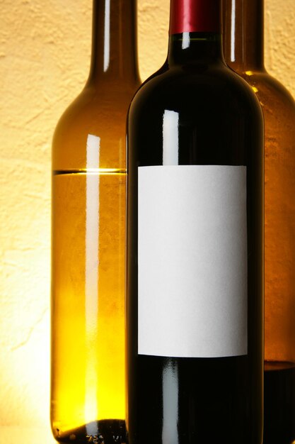 Flasche Rotwein mit leerem Etikett