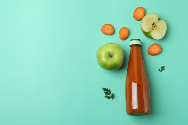 Flasche Saft und Zutaten auf lokalisiertem Hintergrund der Minze