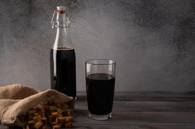 Flasche Schwarzbier mit Brot