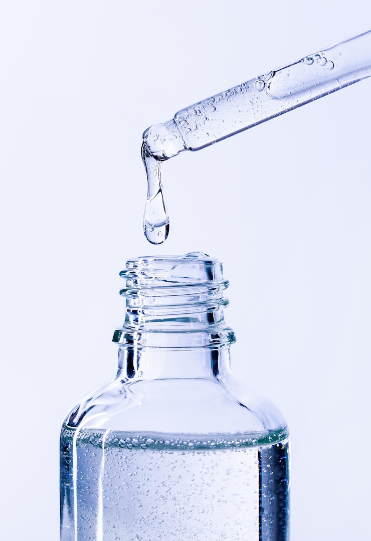 Foto flasche serum mit einer pipette auf hellem hintergrund