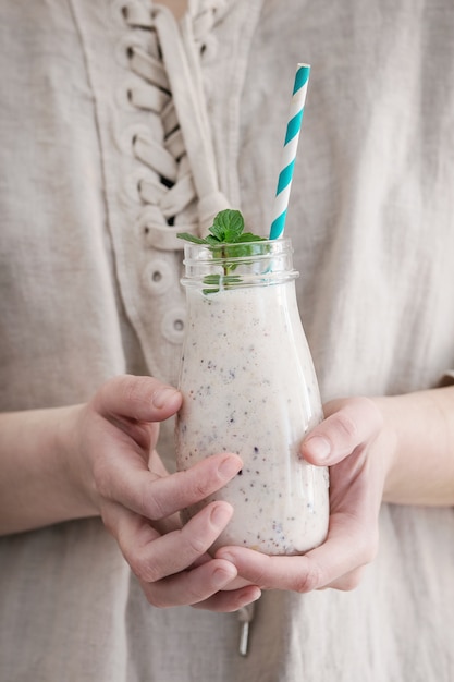 Flasche Smoothie in weiblichen Händen