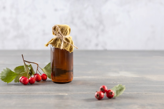 Flasche Tinktur aus Weißdornbeeren und frischen Beeren