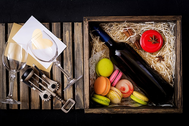 Flasche trockener Weißwein und eine Makrone