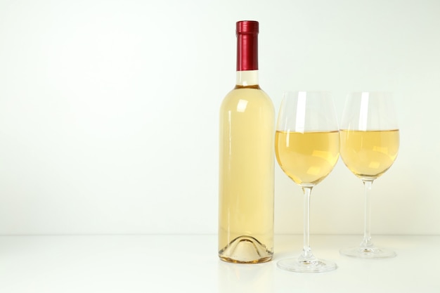 Flasche und Gläser Wein auf weißem Tisch