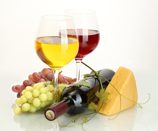 Flasche und Gläser Weinkäse und reife Trauben getrennt auf Weiß