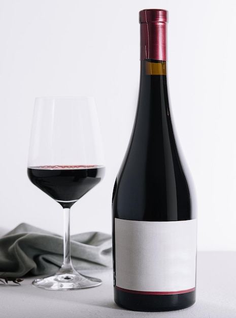 Flasche und Glas Rotwein