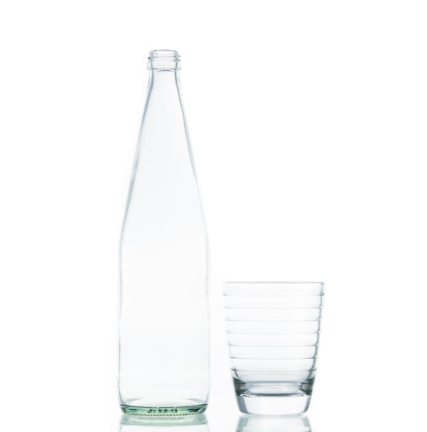 Flasche und Glas wasserklares Isolat