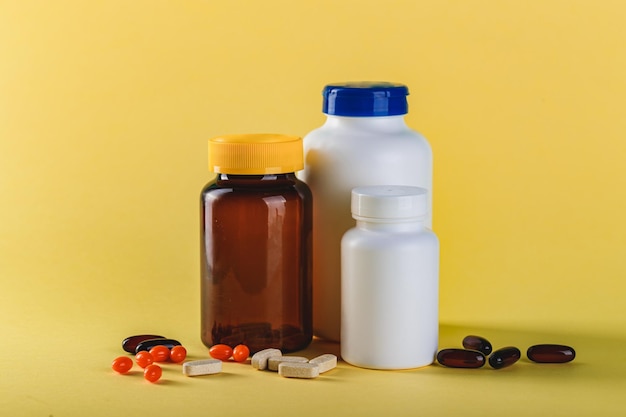 Flasche und Pillen auf gelbem Hintergrund Medizin Healthcare Pharmacy Concept Coronavirus