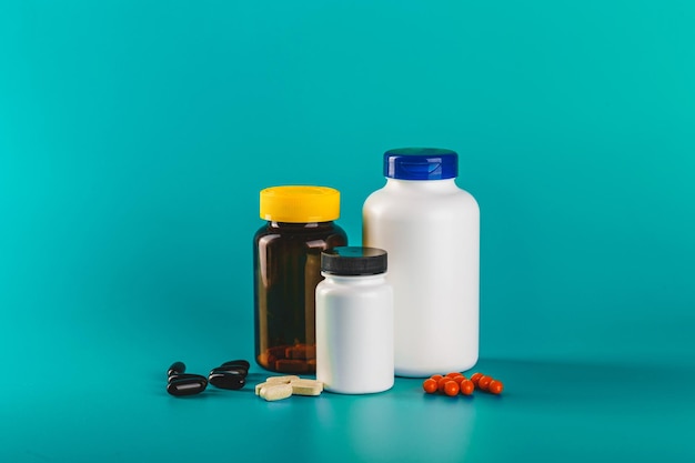 Flasche und Pillen auf grünem Hintergrund Medizin Gesundheitswesen Apotheke Konzept Coronavirus