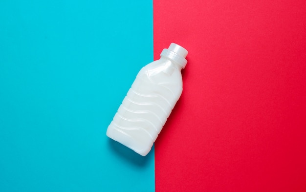 Flasche Waschgel auf blau-roter Oberfläche