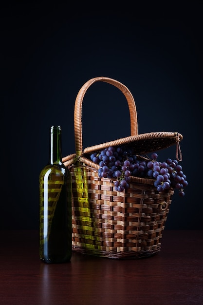 Foto flasche wein und korb mit trauben