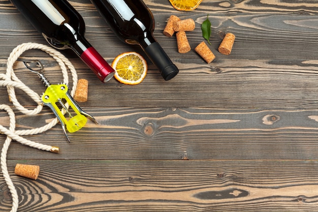 Flasche Wein und Korken und Korkenzieher auf Holztisch