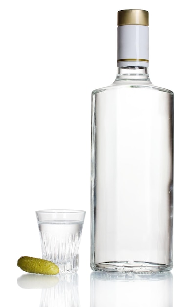 Foto flasche wodka und weinglas mit gurke, isoliert auf weiss