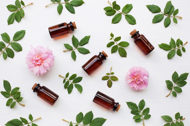 Flaschen ätherisches Rosenöl für die Aromatherapie