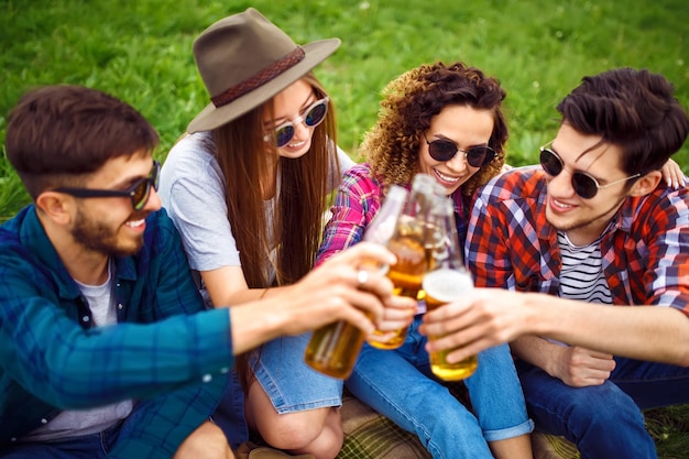 Flaschen Bier Gruppe von Freunden, die Party genießen, trinken Bier und lachen