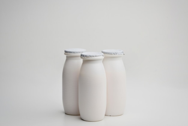 Flaschen Flüssigjoghurt isoliert auf weißem Hintergrund