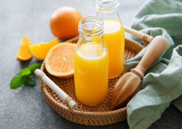 Flaschen frischer Orangensaft