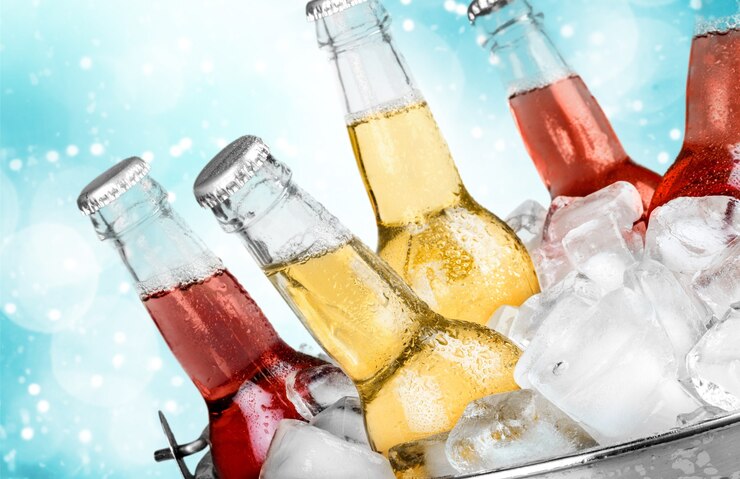 Foto flaschen kaltes und frisches bier mit eis isoliert