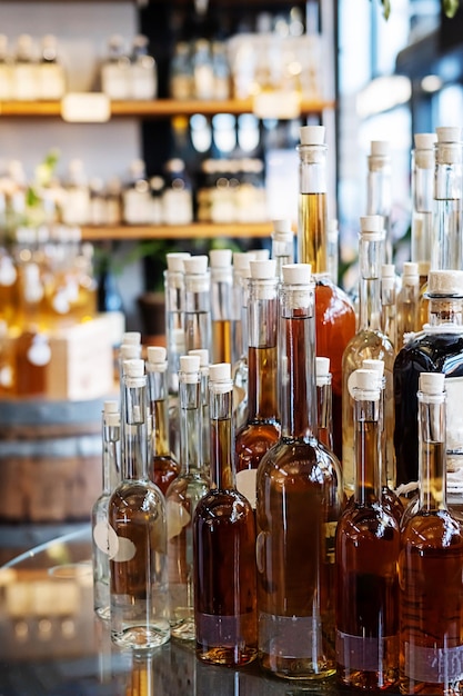 Flaschen mit alkoholischen Getränken und Regale mit Cognac-Gin und Rum