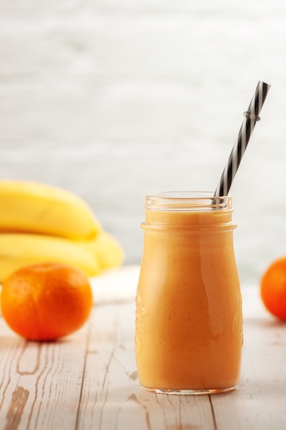 Flaschen mit Mandarine und Bananen-Smoothie