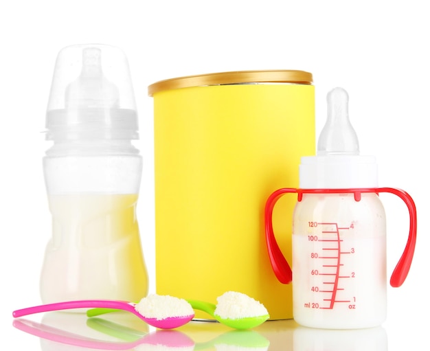 Flaschen mit Milch und Nahrung für Babys, isoliert auf weiss