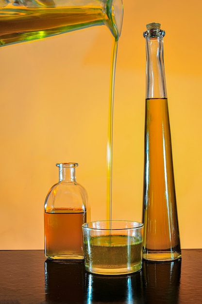 Flaschen natives Olivenöl mit farbigem Hintergrund.