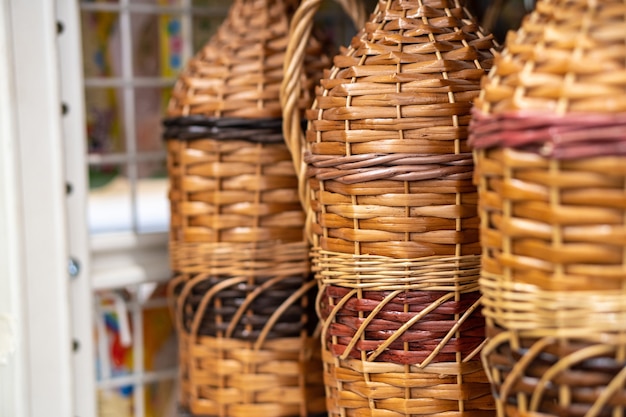 Flaschen, Weinkrüge, mit Rattanholzranke geflochtene Gläser