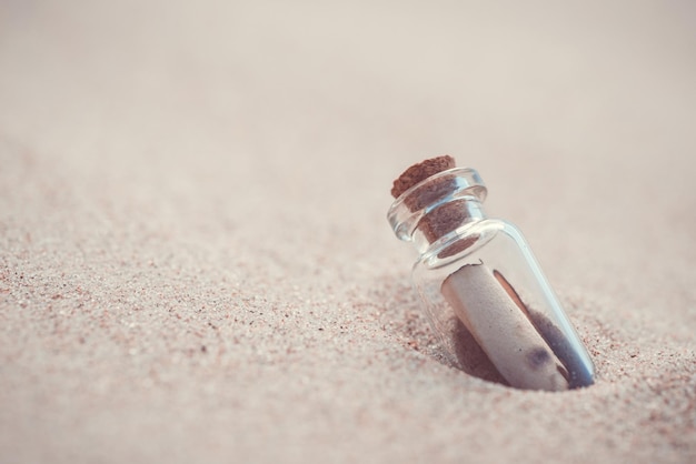 Flaschenpost ausgewaschen aus dem Meer gegen die untergehende Sonne