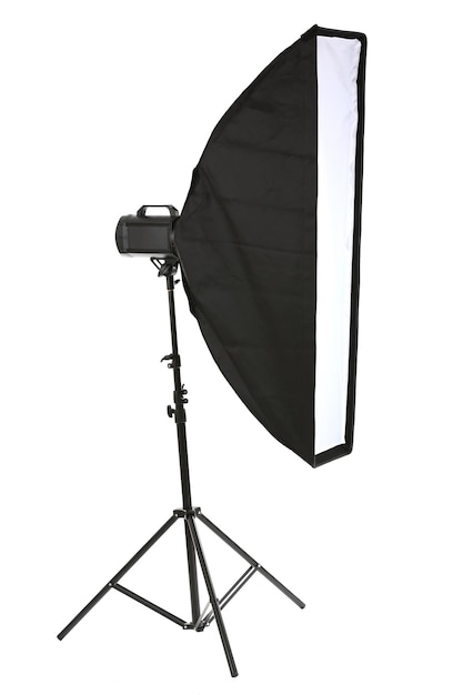 Foto flash de estudio con softbox aislado en blanco