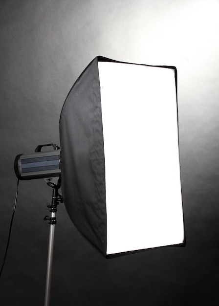 Flash de estudio con softbox en fondo gris