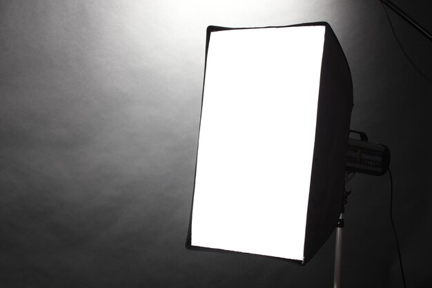Flash de estudio con softbox en fondo gris