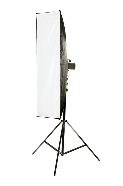 Flash de estudio con softbox sobre fondo blanco.