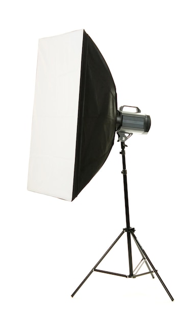 Flash de estudio con softbox sobre fondo blanco.