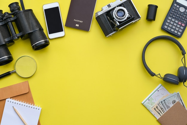 Flat lay de accesorios sobre fondo de escritorio amarillo