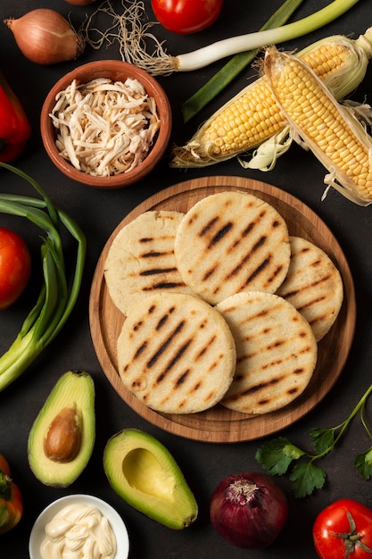 Foto flat lay arepas und gemüse arrangement